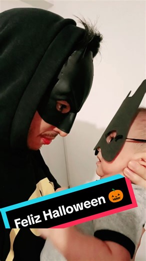 Siendo el más feliz compartiendo con mi bebé su primer Halloween 🎃 #31deoctubre #halloween2024 #batman #papáehijo