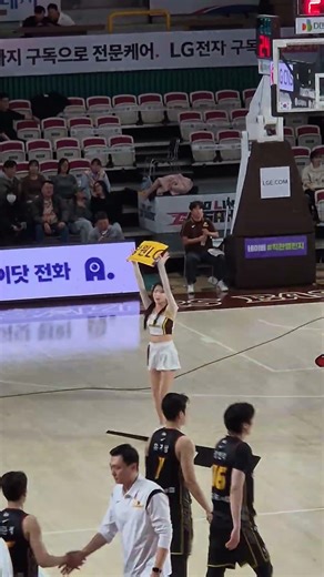 선수 입장하는 거 좀 찍을게