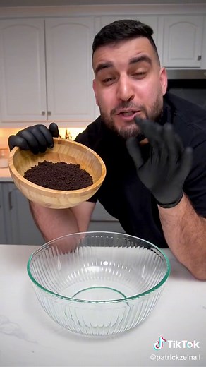 Easy 4-Ingredient Chocolate Cake with Oreos