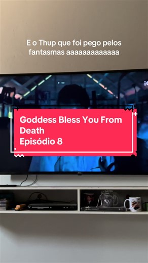 Sabia que o Thup não deveria ter ficado sozinho na casa do xamã morto aaaaaaaaaaaaaa Ele apareceu e ainda prendeu o Thup com os fantasmas aaaa Corre, Singha, vai salvar teu homem aaaaaaaaaaaaaaaaaaa #goddessblessyoufromdeath #poohpavel #blseries_video #blseriesthai #boysloveseries