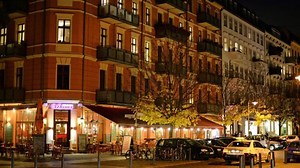 Auto brennt im Prenzlauer Berg neben Polizei