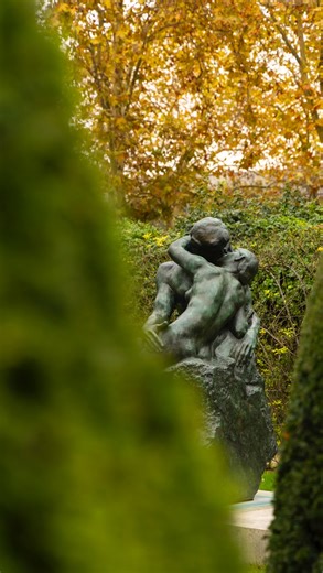 Musée Rodin on Instagram: "🍂 Vibrez aux couleurs de l’automne au jardin de sculptures Les feuillages se parent de reflets dorés et cuivrés, enveloppant les œuvres d’Auguste Rodin d’une lumière douce et changeante. Laissez-vous porter par la sérénité du jardin de sculptures, idéal en cette saison pour une promenade contemplative parmi les sculptures. À noter : à partir du 12 novembre, le jardin fermera à 17h00 (évacuation à 16H45). La visite de l’hôtel Biron reste ouverte selon les horaires hab