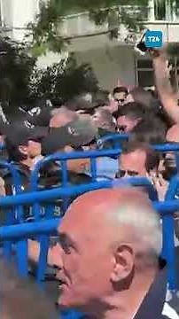 Özgür Özel walked to Anıtkabir with party members.