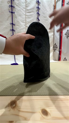 平安調烏帽子のご紹介。 紐で髻(もとどり)に結びつける仕組みなので、ある意味冠と同じですね。 #十二単東京 #烏帽子 #狩衣 #陰陽師 #平安調烏帽子 #傳統文化 #源氏物語 #平安時代 #壁代 #髻 #十二単 #十二単体験 #狩衣体験 #平安体験 #伝統体験 #日本文化 #日本観光 #東京観光 #着物体験