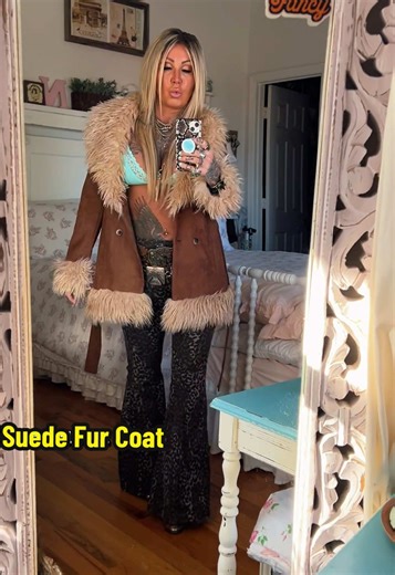 This suede fur coat is so much better than I was expecting and I’m absolutely obsessed with it!🤩 #furcoat #vintagefashion #vintagevibes #westernfashion #concertoutfit @windsorstore