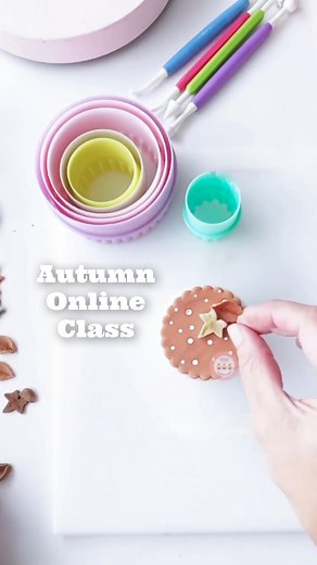 🍁 Take the Online classes and learn a variety of cupcake designs this Autumn!! - learn at your own pace. - Learn from the comfort of your own home - Create new designs for your customers ⭐️ Click the link in my profile online classes! Www.Ladyberrycupcakes.Co.Uk #AutumnCupcakes #AutumnCakes, #FondantCupcakes, #FondantCupcakeToppers, #CupcakeClasses, #OnlineCupcakeClasses, #LondonCupcakeClasses, #LadyBerryCupcakes #CupcakeDecoratingClasses #cupcakedecoratingparties | Lady Berry Cupcake School