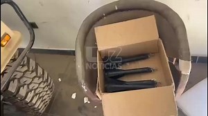 🚨 TENÍAN HUMVEE MILITAR CLONADA 😱 ⚠️ Un vehículo Humvee, de uso militar, con pintura similar al del Ejército Mexicano 🪖, clonado para hacerse pasar por el gobierno, fue encontrado en la cochera de la vivienda cateada en la comunidad de Limita de Itaje, en Culiacán, donde dos elementos fueron agredidos con un dron. Además, se encontraron poncha llantas artesanales, y también explosivos artesanales que usan para arrojar desde aparatos tipo dron. Similar al que les arrojaron tras arribar a dicha