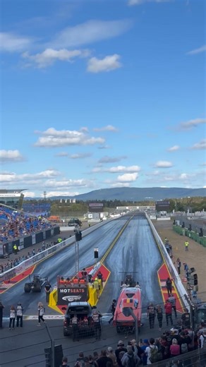 ❗️DANKE HOCKENHEIM FÜR EIN GRANDIOSES WOCHENENDE ❗️ Nach der mega Nightshow am Samstag konnten wir am Sonntag nochmal alles geben – Team, Timo und Dennis zeigten Racing auf höchstem Niveau. Im Side-by-Side-Run schenkten sich die Brüder nichts: An der Ampel: Dennis mit 0.052 sec minimal schneller als Timo mit 0.064 sec. Auf den ersten 60 Fuß: kaum ein Unterschied – Timo 0.900 sec, Dennis 0.918 sec. Ab der 1/8 Meile holte Timo sich das Momentum, weil bei Dennis die Kupplung rutschte und lag mit 3.