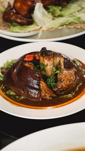 Handy Purnama | Borzoi on Instagram: "RECOMMENDED buat CNY 2026! @crystaljade.id Yu Sheng-nya punya rasa yang tebal dan fresh. Menu2nya yang bikin moment CNY kali ini jadi makin kental! HARUS COBAIN Braised Pork Knuckle with Black Moss nya 😮‍💨👍🏼 PROMO: - Save 10% for Early bird until 31 Jan 2026 - Extra 10% for reseve on 1st round (16.00-17.30) - Save 15% for takeaway CNY Set Menu - Save 25% for takeaway Yu Sheng @crystaljade.id Member of @gfculinary #CrystalJadeIndonesia #CrystalJadeCNY #Lu