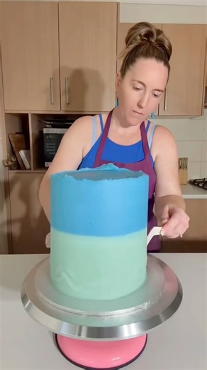 Finding Nemo Cake ❤️ so this one was a competition cake from last year and it was one of the first times, I had worked with the double unfilled sponges from Woolworths. If you’ll remember back then I didn’t do voice overs so I wasn’t answering questions or explaining what I was doing! So I’m just trying to go back through some of that good content that I have so that I can give you the instructions and answer some of those questions. If I have missed anything please drop in the comments below an