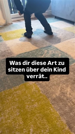 Catrin Krüger | Neustart für Gehirn & Nervensystem on Instagram: "Siehst du diese Art zu sitzen bei deinem Kind? Mit nach hinten geknickten Beinen und dem Po zwischen den Füßen? Viele Eltern sehen das täglich. Und denken: bequem, harmlos, wächst sich aus. Tut es oft nicht. Das ist der sogenannte W-Sitz. Und der ist kein Sitzstil, sondern ein Kompensationsmuster. Kinder sitzen so, wenn ihnen innere Stabilität fehlt. Der Körper organisiert Halt, weil das Nervensystem ihn nicht zuverlässig liefern