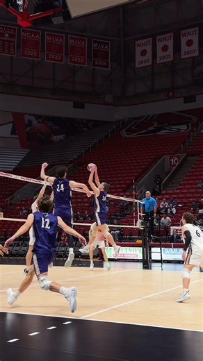 Diabolical Two-Handed Setter Dump Ends INSANE Rally 😈🏐