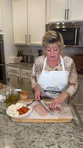 My family can’t get enough of this Pesto Mozzarella Stuffed Chicken Breast — let’s do this step-by-step, it’s so easy and delicious! 💚🍗 I start with boneless chicken breasts, cutting them lengthwise but not all the way through, creating a little pocket for stuffing. A light coating of olive oil keeps them moist, and then I add pesto (store-bought or homemade, both are fantastic!). Next, I sprinkle a bit of Italian seasoning, salt, and pepper, then stuff them with fresh mozzarella and roasted r
