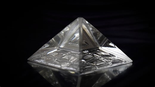 Vastu Pyramid Benefits: इस दिशा में पिरामिड रखने से होंगे ये ढेरों लाभ, बढ़ेगी आंखों की रोशनी और दूर होगी थकान