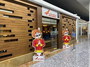The Tata Trilogy: At the Delhi Airport Terminal 3 Air India Lounge, the staff attitude getting better - Live From A Lounge