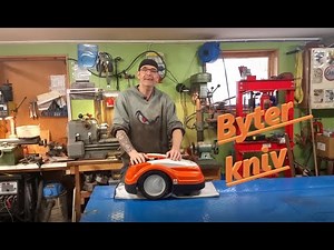 STIHL IMOW rmi 422 p. Byter kniv, efter att jag kollat och jämfört den gamla och den nya kniven.