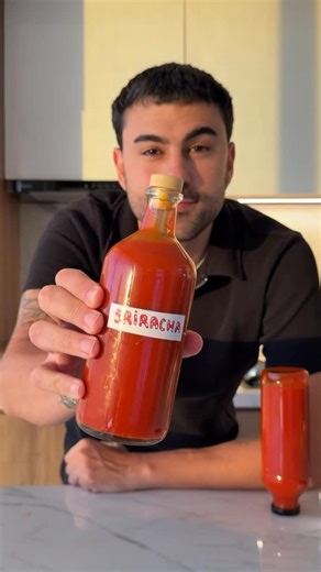 Andres Simon on Instagram: "SRIRACHA: salsa picante hecha en casa 🌶️ • Esta salsa me llevó casi 15 días, pero valió cada segundo 😅🔥 Arranqué con jalapeños, ajo, jengibre y cilantro. Todo picado, pesado y mezclado con sal (siempre calculada sobre el peso real del vegetal). Al principio nada de vinagre ni azúcar: solo tiempo, paciencia y fermentación 🫙⏳ • Durante la primera semana empezaron las burbujas 🫧, el líquido se volvió más turbio y rojizo: Todo eso es normal. Mientras huela ácido y li
