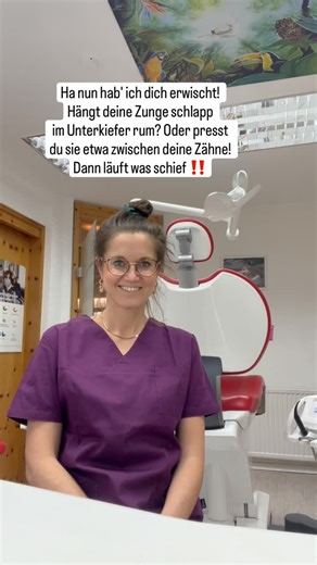 Dr. Sophia Scheitza 🫧 Dentosophie Bodensee Oberschwaben on Instagram: "👅 Zungenposition- kleiner Punkt, große Wirkung! Die Zunge sollte weder ❌ gegen die Zähne gepresst werden ❌ noch schlaff im Unterkiefer „abhängen“ 👉 Warum ist das wichtig? 🔹 Hängt die Zunge schlaff unten, ist oft auch der gesamte Muskeltonus im Körper zu niedrig 🔹 Die Lippen stehen offen, es kommt zur Mundatmung 😮‍💨 🔹 Mundatmung bedeutet Stress für den Körper 🔹 Presst die Zunge dauerhaft gegen die Zähne, ist der Körpe