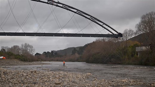 Missed the lift of the central arch of the Whakawhirinaki Pipe Bridge? We made sure to capture it on video! The lift took around two hours to complete, and went off without a hitch 👏 The arch was the second piece of the bridge crossing to be lifted, and was placed next to the 60 metre steel truss that had been previously installed on the west bank. The third piece was placed on the following Monday. With the full bridge crossing now completed, now we’re preparing to install the water pipe and t