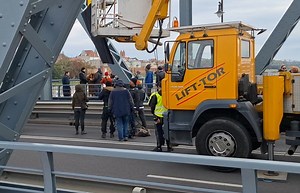 "Zmora" i powrót do lat 80. na moście w Toruniu. Filmowcy kręcili tu zdjęcia do serialu