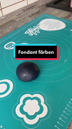 Coloring Fondant: Step-by-Step Tutorial