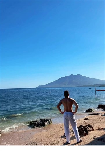 Erik Santos Performs