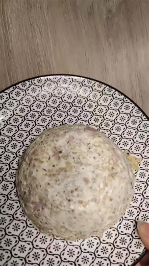 Je suis Charlotte j'ai déjà perdu 6 kilos avec ma méthode perte de poids sas frustration et sans chichi ET SURTOUT sans supprimer le chocolat. Je te partage mes secrets, mes recettes express et gourmandes adaptées à toute la famille, et je te propose un programme sur mesure. Commente METHODE pour que je t'explique tout de A à Z. ABONNES-TOI POUR D’AUTRES RECETTES & CONSEILS PERTE DE POIDS 💜 BOWLCAKE SALÉ – CHÈVRE (3 minutes chrono) 👉 Dans TON bol Tu mélanges : 1 œuf 3 c. à s. flocons d’avoine 