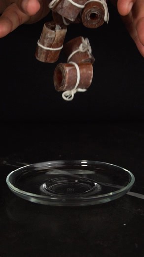 ROLLOS DE MANZANA Ingredientes : 🌱 10 - 15 Manzanas rojas Paso a paso: 🌱 Cortamos las manzanas en cuadritos. 🌱 Las ponemos a cocinar a fuego lento un par de minutos. 🌱 Las procesamos con un procesador de mano. 🌱 Ponemos la mezcla en una bandeja para horno y esparcimos bien. 🌱 Llevamos al horno a 100 °C por 7 horas 🌱 Cortamos en tiras, enrollamos y guardamos. Y listo tenemos un delicioso dulce, totalmente natural y sin azúcares añadidos. Guarda esta receta y compártela con quien cocina en 