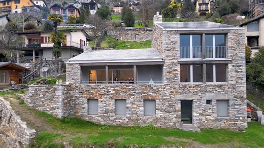 Familie zeigt ihr Traumhaus im Tessiner Verzascatal