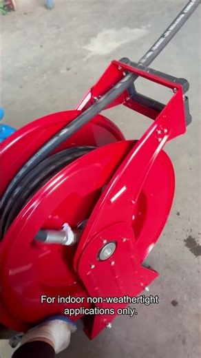 Retractable hose reel