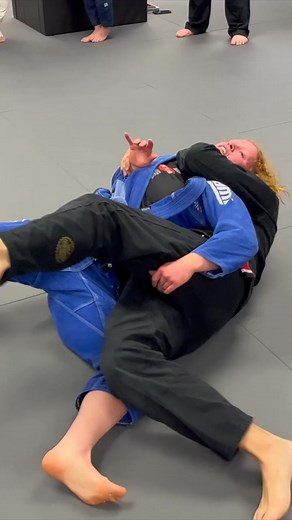 Re-Take Back Control vs Back Control Escape Use this technique to regain back control by keeping the RNC and using as a hold to roll through turtle to re-take the back. Cross feet between their legs for a very effective way to use your legs to increase back control #brazilianjiujitsu #realizebjjlife #jiujitsuclips #queenofthenorth #crystalnadeaubjj #crystalnadeaumma | Realize BJJ Life