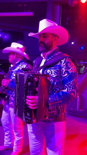 ¡Cumbia, cumbia, cumbia! 🕺🎷 #conjunto4norte #norteñosax #sueltelaqueyacamina #cuu #músicanorteña #musicamexicana | Conjunto 4 Norte