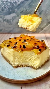 💛CHEESECAKE FIT de MARACUYÁ SIN COCCIÓN! Riquísimo, Súper Cremoso y Muy FÁCIL de hacer!😍 Versión Saludable Sin Azúcar y Proteico! Guárdate la receta y seguime @pulicocina 💕☝🏻Lleva leche condensada sin azúcar que también les comparto la receta!La base la hice con galletitas sin azúcar pero les dejo opciones!😉•📝INGREDIENTES:✨Base☆ 150g de galletitas (usé sin azúcar integrales)☆ 1 chorrito de aceite•✨Relleno☆ 300g de queso crema light ☆ 100g de yogur natural (o leche)☆ 100ml (½ taza) de leche