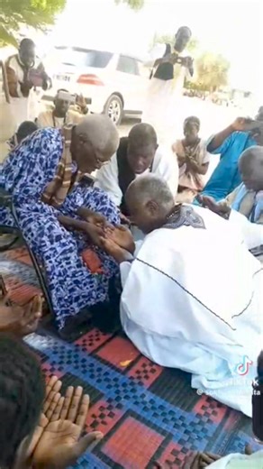 *** SERIGNE CHEIKH NDIGUËL FALL *** Souvenir: Serigne Massamba Fall Ibn Serigne Mouhamadou Moustapha Fall et Serigne Cheikh Ndiguël Fall. Borom Ngathie Fall Yalna ko Yalla doli lerr ak yermande 🤎💛 Serigne Cheikh Ndiguël Fall Yalla na fi yagg te geun werr 🖤🤍 | Serigne Cheikh Ndiguël Fall
