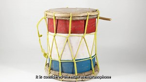 Tambora Madera, fibra sintética y cuero de vaca o chivo 36.3 x 32.5 cm Colección de Etnografía del Centro León De camino al 20 aniversario del Centro León conoce algunas de las piezas que conforman nuestra colección. Elementos que identifican nuestra cultura los puedes visualizar de manera digital. Gracias al proyecto Investigación colaborativa y capacitación basada en intercambios en gestión de colecciones, auspiciado por el Fondo de Embajadores para la Preservación Cultural de @embajadausaenrd