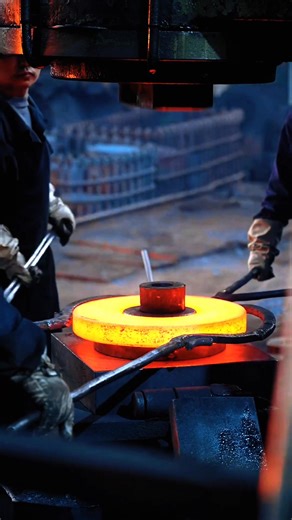 This is not simple machining, but steel reborn under heat and impact 🔥 📧 Mailbox：carl@htzylinedpipes.com 📱 WhatsApp / WeChat: 188 1211 2508 🌐 Website: www.htzylinedpipes.com 🔥 Heating of billets Billets enter the furnace Reaching forging temperature 🔨 Heavy forging impact Powerful hammer strikes Instant shaping Grain structure compressed and refined ⚙️ Multi-stage forging Repeated impacts Internal defects eliminated Dense structure achieved 🛠️ Trimming and shaping Clear contours Accurate 