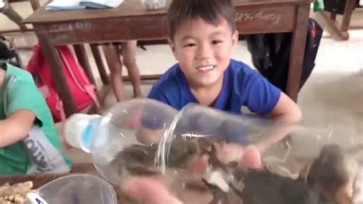 3.9M views · 53K reactions | Bật cười trước những món quà 20/11 và lời chúc hồn nhiên của các em bé vùng cao  "20/11 con chúc cô... bò nhanh như cua. Chúc cô đẹp như củ gừng, bay nhanh như chim, ngọt như mía. Chúc cô ăn cơm thoải mái không péo" 藍 | Kenh14.vn | Facebook