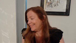 Juliette Espinasse Dubois, héritière d’une tradition familiale de distillation de lavande depuis 1863, est une parfumeuse et styliste de mode passionnée depuis son enfance. Dès huit ans, elle explore le monde des fragrances, nourrie par son amour des fleurs et des jardins. En 1989, elle crée la marque July of St Barth, initialement dédiée aux chapeaux et accessoires, inspirée par ses années à Saint-Barthélemy. Dans ce contexte, le Lyceum Club de Carthage a organisé une conférence sur le thème « 