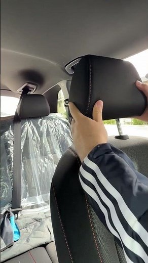 Instructions for removing the headrests on the seats of the Honda CR-V Hybrid Sport 2025.