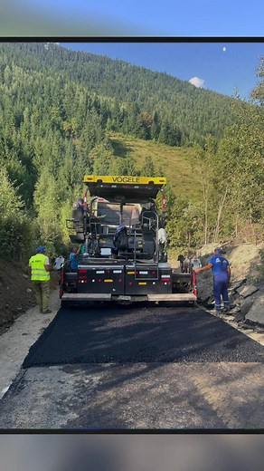 Și pe cele mai grele locuri, asfaltul nostru se așterne cu brio! La SEBI MARC, nimic nu e prea dificil atunci când seriozitatea, calitatea și devotamentul merg mână în mână. Fiecare proiect înseamnă muncă dusă la nivel de artă, atenție la detalii și rezultate care vorbesc de la sine. Când Mircea Dragoș e la butoane, șantierul prinde ritm și organizarea merge ceas. Iar cu Vasile Bizău mereu „călare” pe teren, siguranța și eficiența sunt garantate. Împreună formăm o echipă care nu cedează în fața