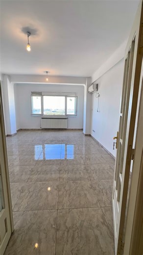 ☎️ 0554502020📍 Location Appartement F4 à Ouled Fayet – Résidence LPP Samrouni Bel appartement spacieux de 100 m², situé au 8ᵉ étage avec ascenseur, sans aucun vis-à-vis et bénéficiant de 2 façades. Composé d’une cuisine semi-équipée (plaque, hotte, four), d’une salle de bain avec baignoire, et toilettes séparées. Résidence sécurisée avec agent de sécurité 👮‍♂️, digicode à l’entrée, et toutes commodités à proximité 🏙️. 📞 0554502020 💰 Prix : 7 Millions (fixe) 📌 Repère : Rond-point Samrouni, 
