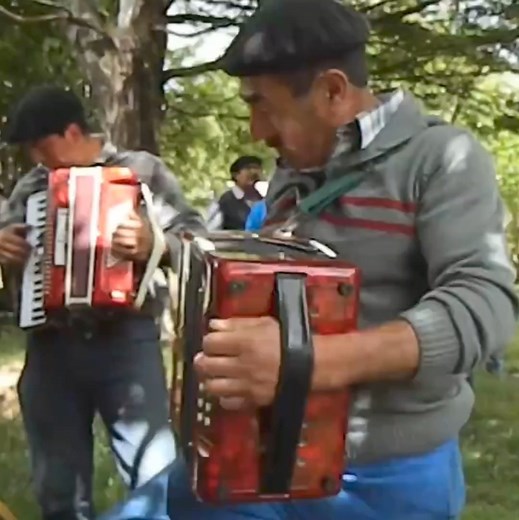 240 reactions · 47 shares | Talentos musicales #FutaleufuPatagonia #cultura #futaleufu #CostumbresyTradiciones #turismorural #PatagoniaChilena | Gaspar Aldea Cadagan | Facebook