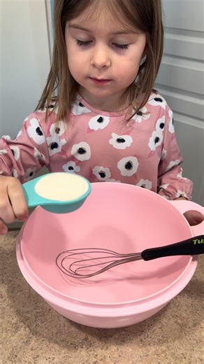 Voici une recette de gâteau au double chocolat ultra moelleux, simple et parfaite à partager 🤎🍫 #tupperware #recette #recettefacile #cuisinemaison | Julie Corriveau