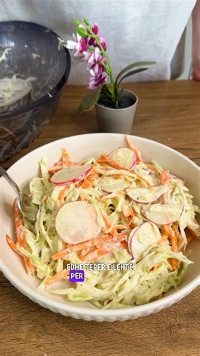 Sallatë ½ lakër 1 lugë e vogël kripë 2 karrota 2 rrepa Salca: 150gr kos i kulluar 2 lugë gjelle majonez 1 lugë gjelle mustardë Lëngu i gjysmë limoni 2 thelpinjë hudhër 1 lugë gjelle mjaltë Pak piper të zi Pak magdanoz Fillimisht lakrën që e kemi prerë imët, e bëjmë bashkë me kripë dhe e shtypim me duar deri të zbutet; Pastaj, shtojmë karrotat dhe rrepat; Në një enë, bëjmë bashkë kosin e kulluar, majonezin, mustradën, hudhërën, lëngun e limonit dhe mjaltën; Në fund shtojmë piperin e zi dhe magdan