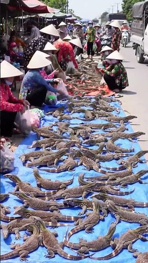 Asian Street Markets | Selling Lizards in a Crowded Traditional Market.‪@muhibbudinfood-ai‬