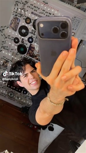 the background is so pretty!! ‪@BenjiKrol‬