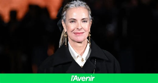 Frayeur pour Carole Bouquet qui a été victime d'un malaise lors d'une pièce de théâtre : "On a cru à une mise en scène, mais le rideau s'est fermé"