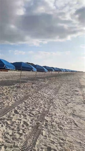 The perfect morning starts here. ✨🧘‍♀️ Flow into the weekend with beachside yoga every Friday, Saturday, and Sunday at The Westin Hilton Head Island Resort & Spa. | The Westin Hilton Head Island Resort & Spa