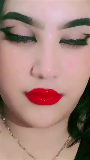 Elegant Gold Chain Necklace Showcase