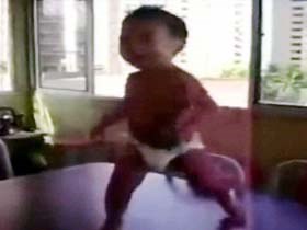 Baby in diaper breaks dance floor!